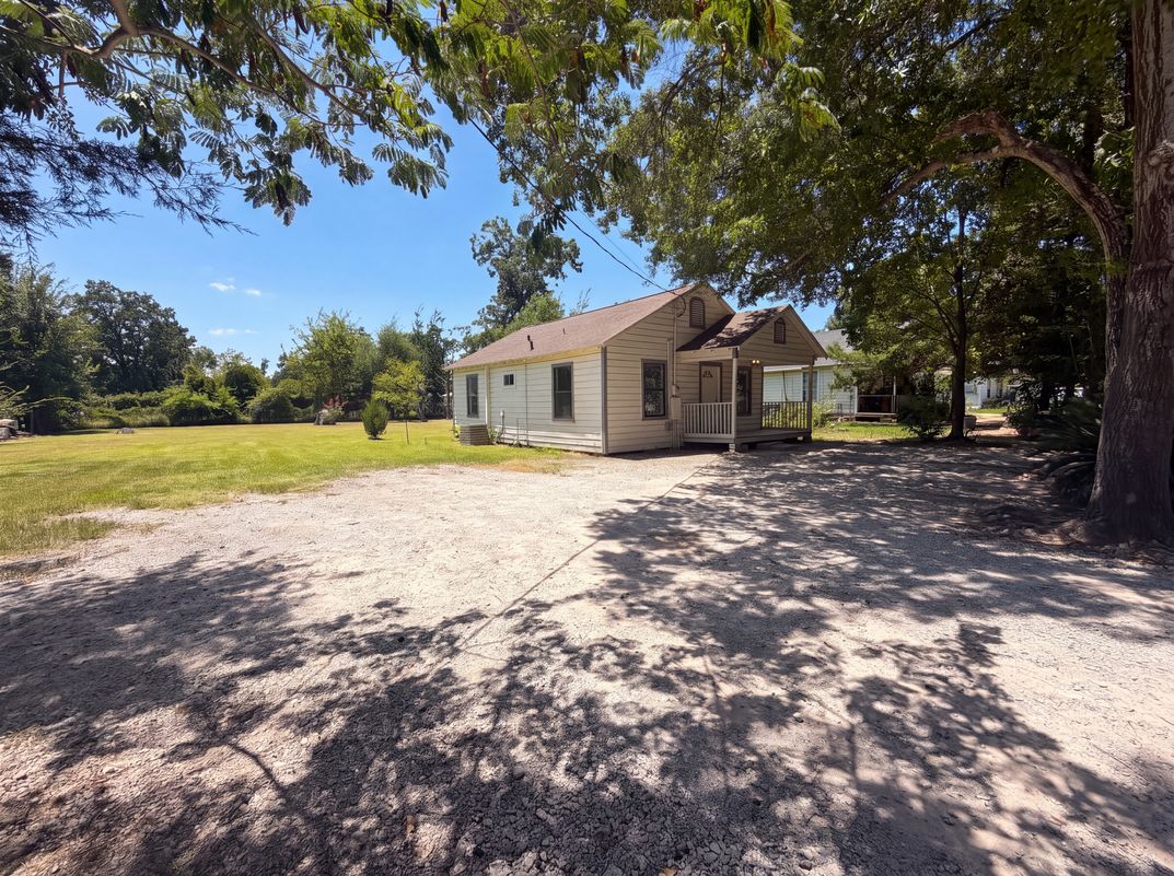 Photo 14 of 16 of 415 Mallie St, Conroe, TX