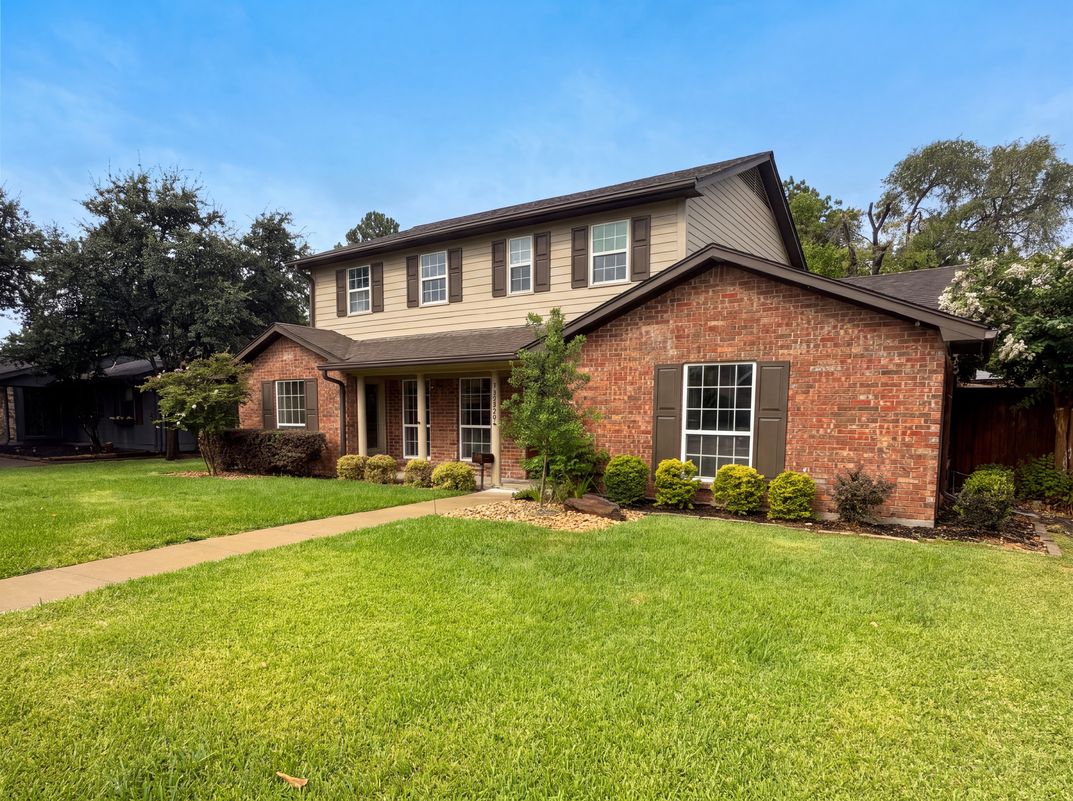 Photo 19 of 22 of 3308 Brookhaven Club Dr, Dallas, TX
