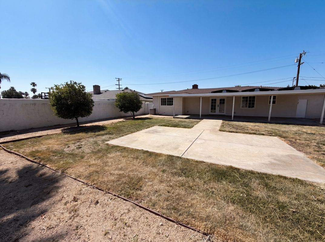 Photo 5 of 17 of 322 E Mariposa Dr, Rialto, CA