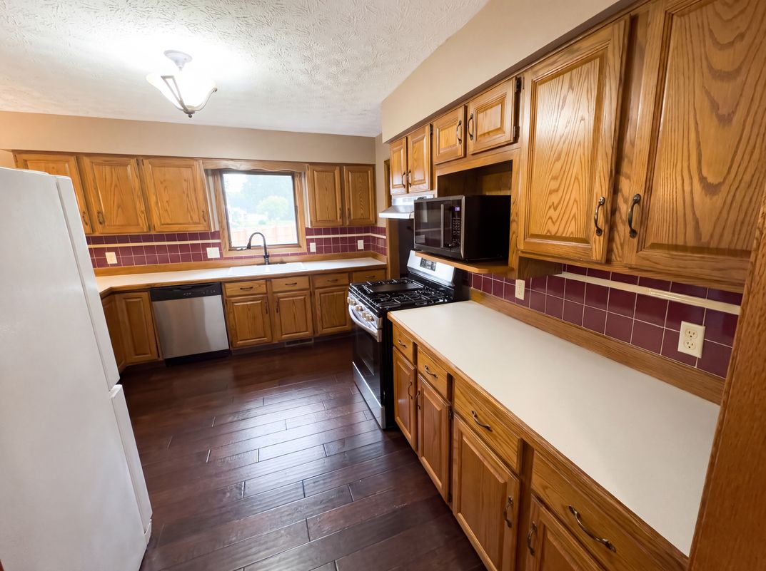 Photo 6 of 28 of 1100 Prescot Ave NW, Massillon, OH