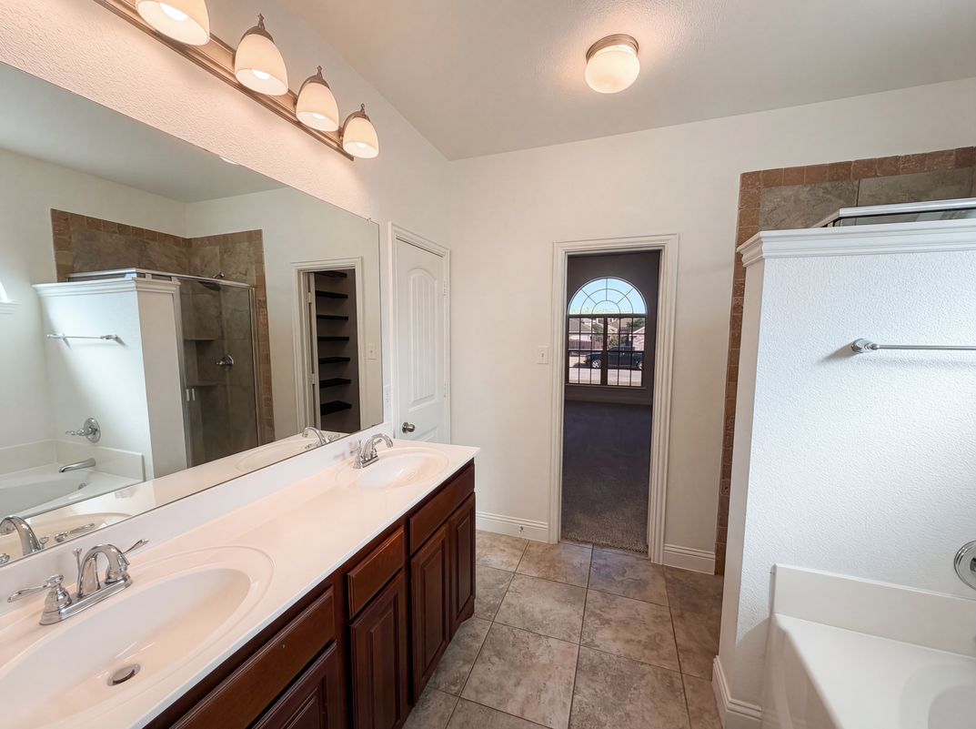 Photo 15 of 18 of 3717 Dutch Iris Ln, Forest Hill, TX