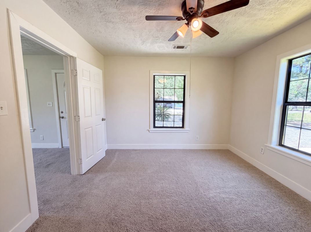 Photo 4 of 16 of 415 Mallie St, Conroe, TX