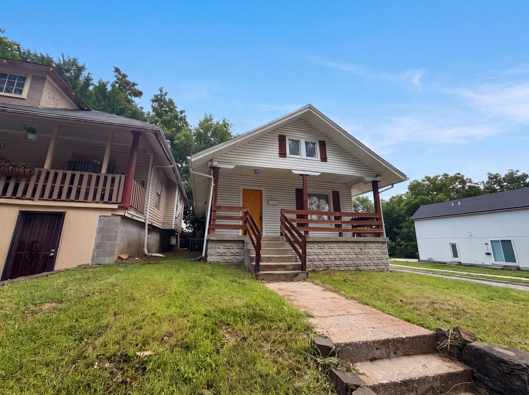 Photo 12 of 17 of 1316 E 44th St, Kansas City, MO