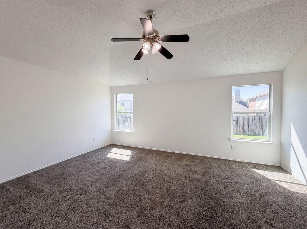 Photo 17 of 21 of 501 W Clover Park Dr, Fort Worth, TX