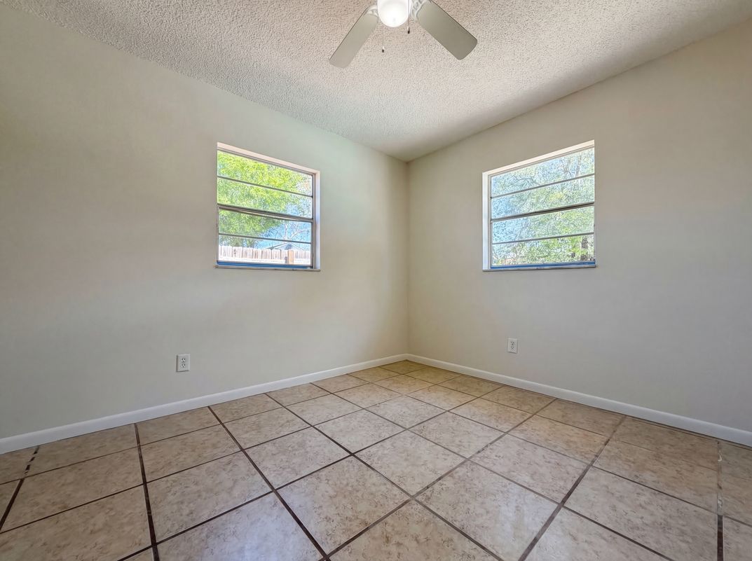 Photo 18 of 24 of 909 Winchester Ct, Brandon, FL
