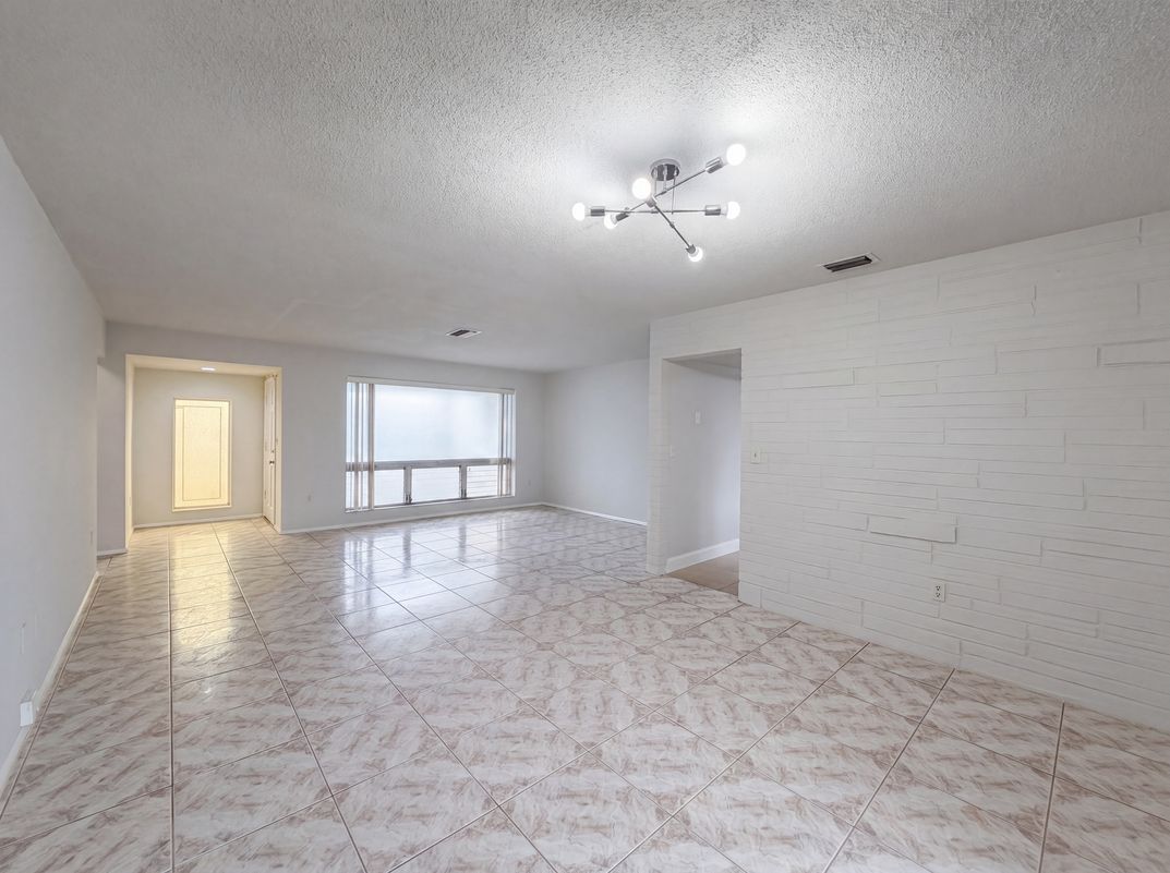 Photo 8 of 25 of 7141 Harbour Blvd, Miramar, FL