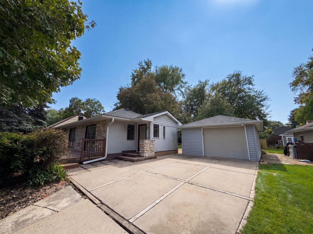 Photo 23 of 27 of 2591 Aldine St, Roseville, MN