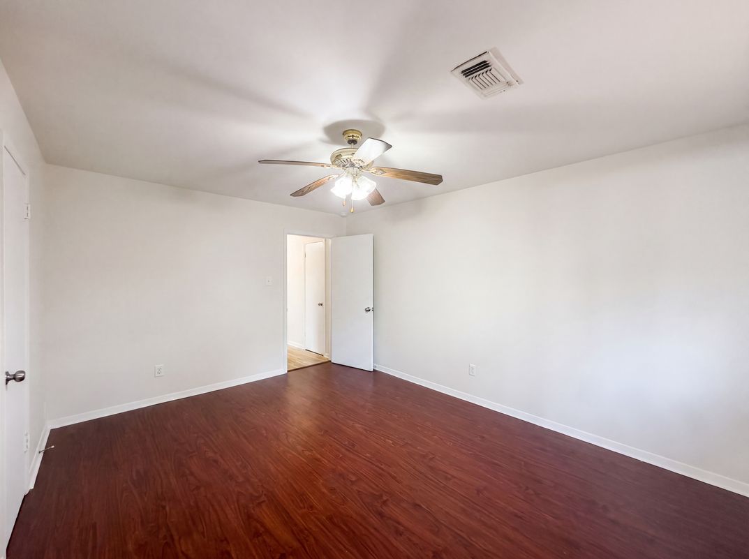 Photo 14 of 17 of 9538 Skyline Dr, Houston, TX