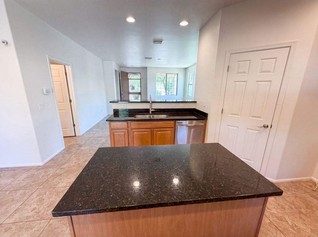 Photo 7 of 25 of 7452 S Golden Shore Dr, Tucson, AZ