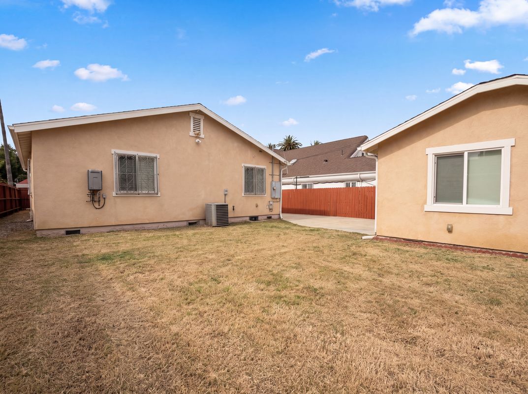 Photo 5 of 22 of 1138 S St Andrews Pl, Los Angeles, CA