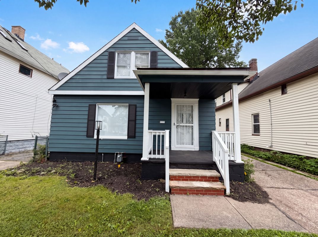 Property photo 1 of 2821 E 127th St