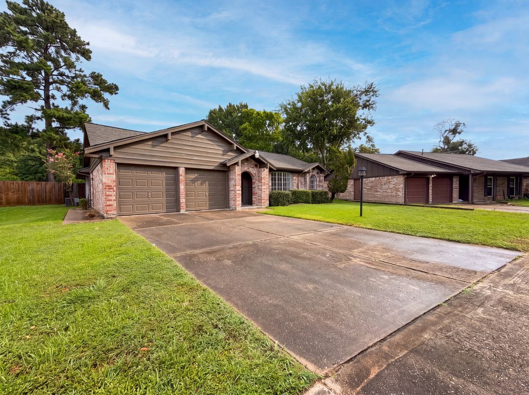Photo 20 of 22 of 16338 Hollow Wood Dr, Houston, TX