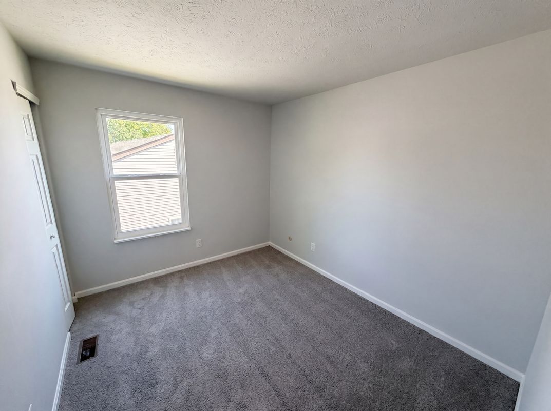 Photo 16 of 28 of 2219 Rolling Oak Dr, Indianapolis, IN