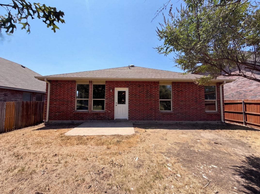 Photo 5 of 19 of 5928 Deck House Rd, Fort Worth, TX