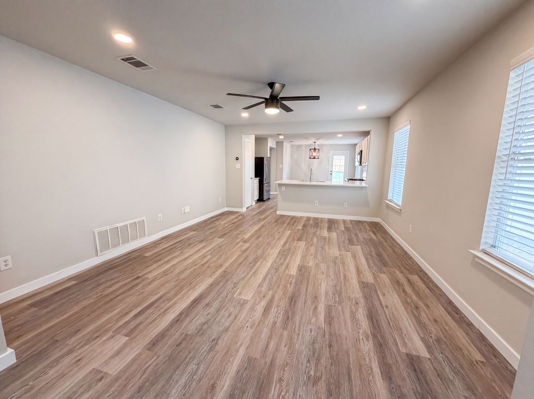 Photo 3 of 16 of 1076 Shadow Creek Blvd, Buda, TX