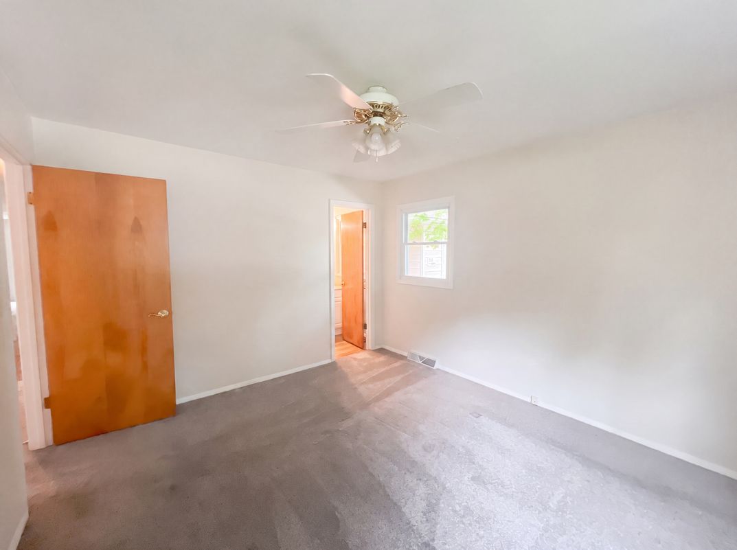 Photo 8 of 16 of 912 Hollycrest Dr, Champaign, IL