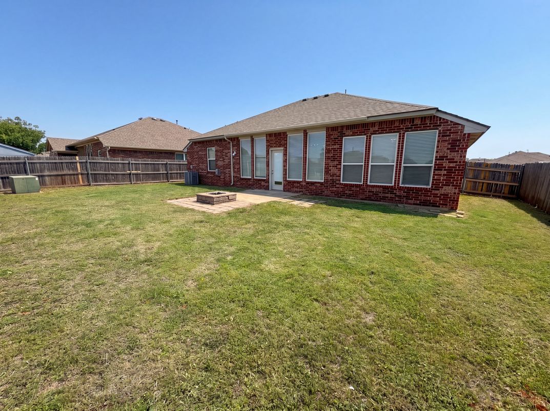 Photo 5 of 16 of 613 Applewood St, Moore, OK