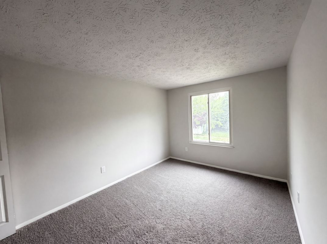 Photo 10 of 18 of 918 Bremerton Dr, Indianapolis, IN