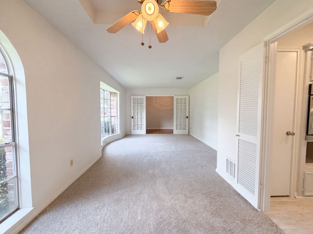 Photo 7 of 22 of 16338 Hollow Wood Dr, Houston, TX
