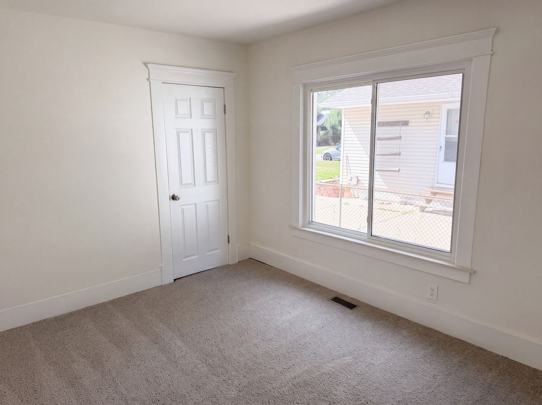 Photo 8 of 17 of 21420 Jefferson St, Farmington Hills, MI