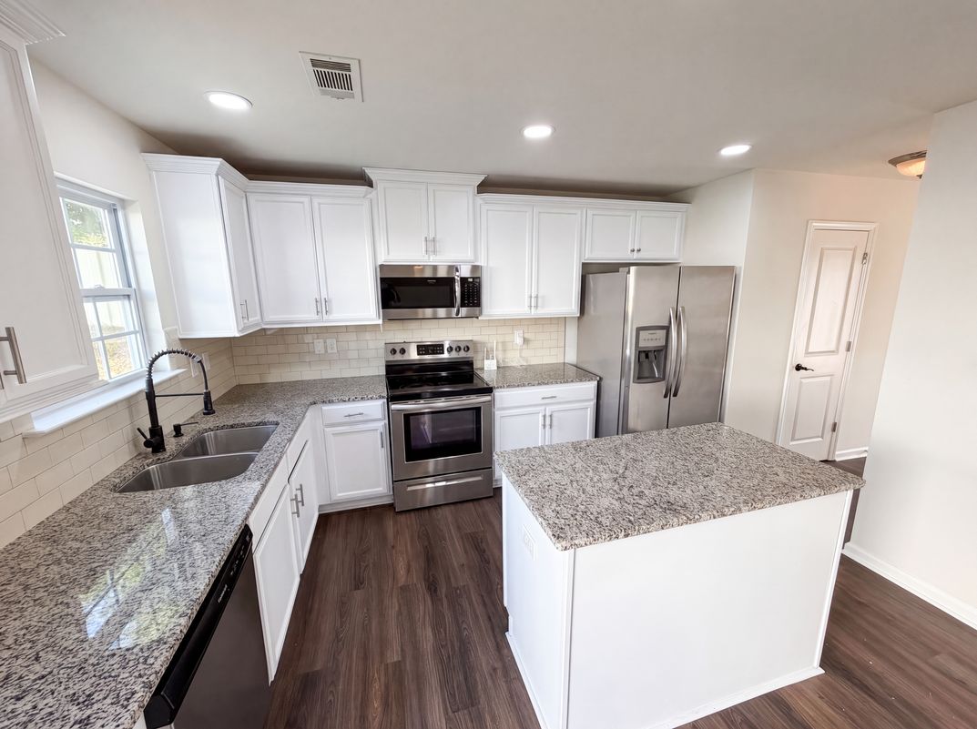 Photo 12 of 26 of 9833 Wardley Dr, Charlotte, NC