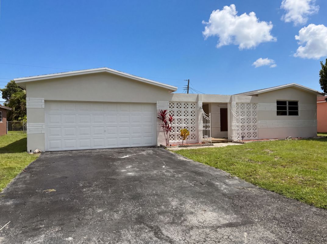 Photo 20 of 25 of 7141 Harbour Blvd, Miramar, FL