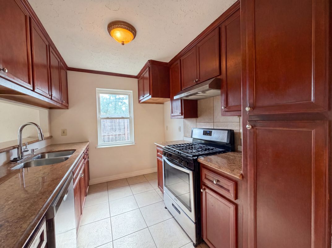 Photo 6 of 17 of 703 Midland Ct, Houston, TX