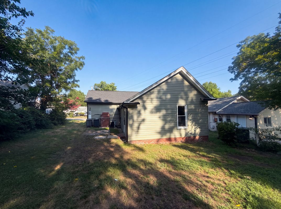 Photo 5 of 17 of 603 Cranbrook St, Greensboro, NC