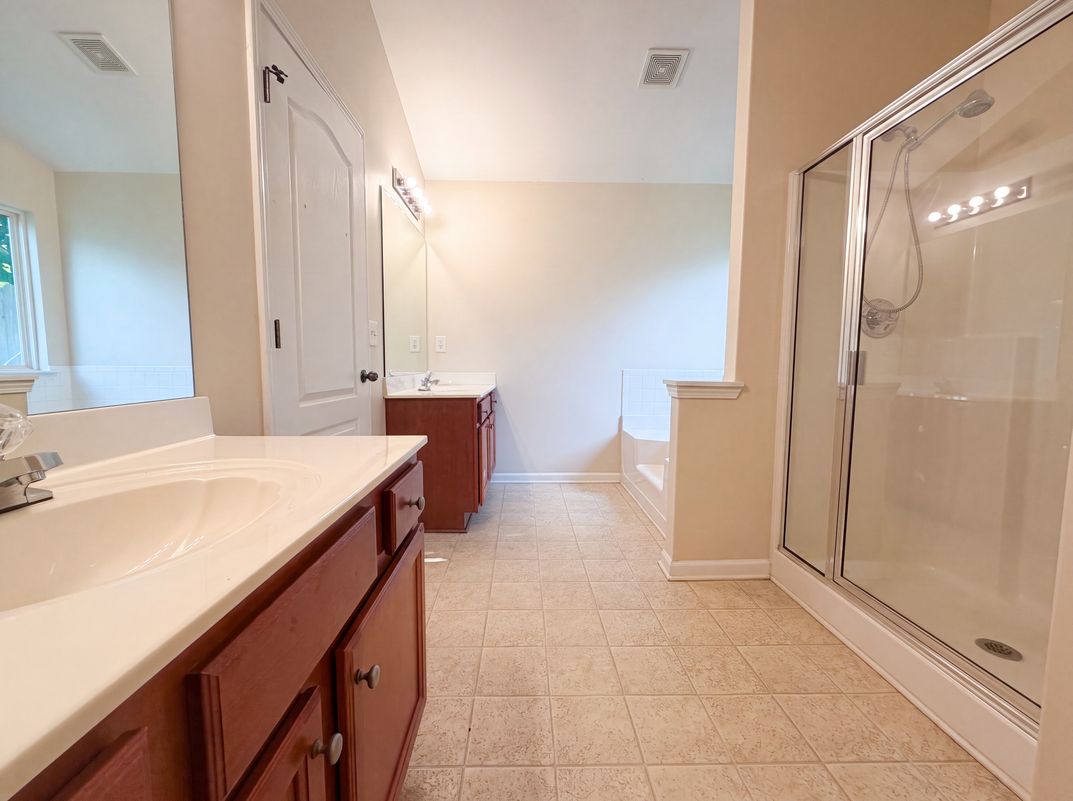 Photo 13 of 17 of 453 Castle Top Ln, Lawrenceville, GA