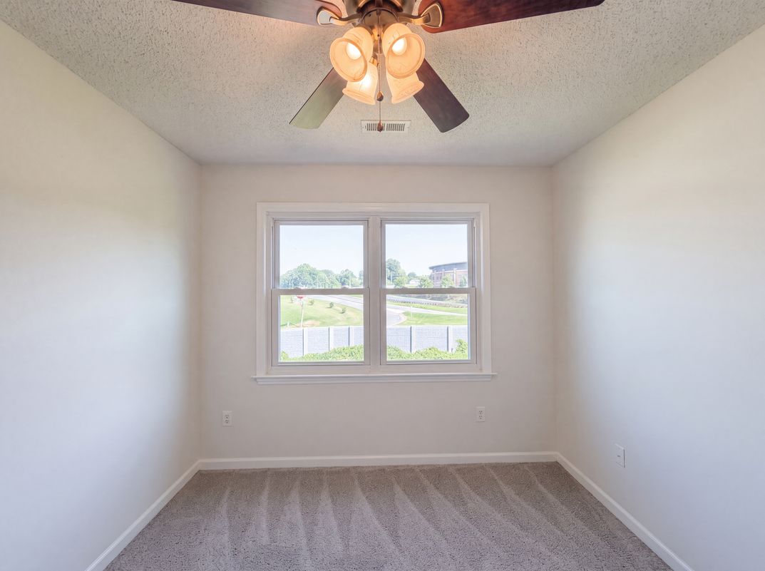 Photo 13 of 22 of 889 Salem Pointe Ln, Winston Salem, NC