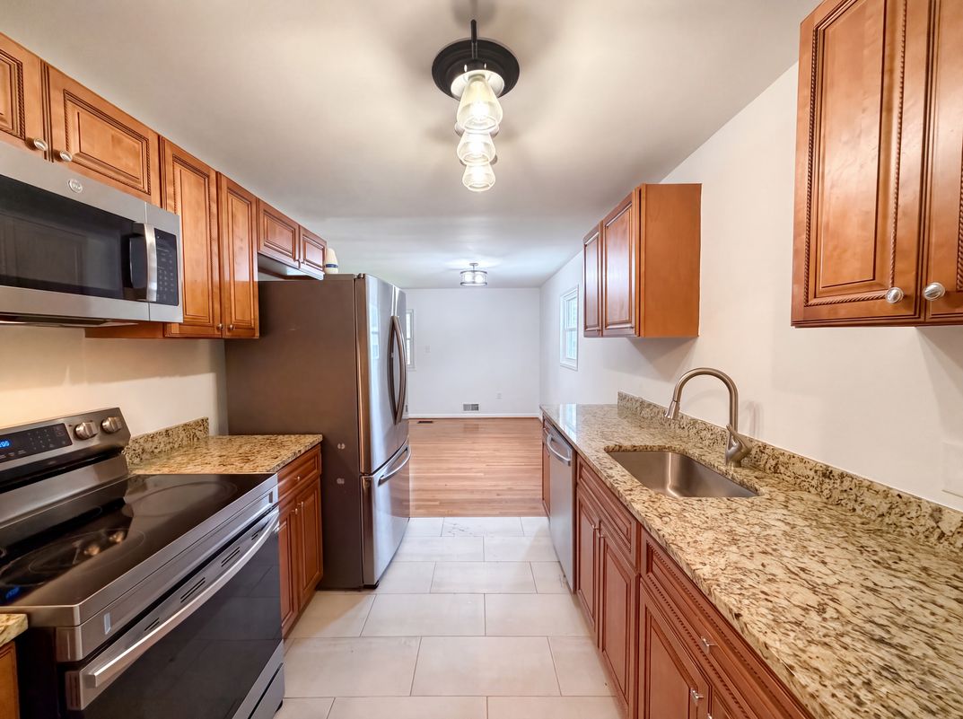 Photo 13 of 32 of 13512 Fitzhugh Ln, Woodbridge, VA