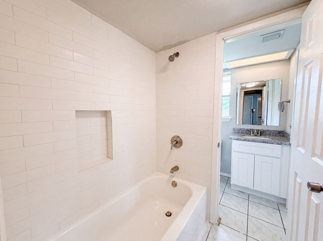 Photo 14 of 18 of 12510 Daventry Ln, Houston, TX