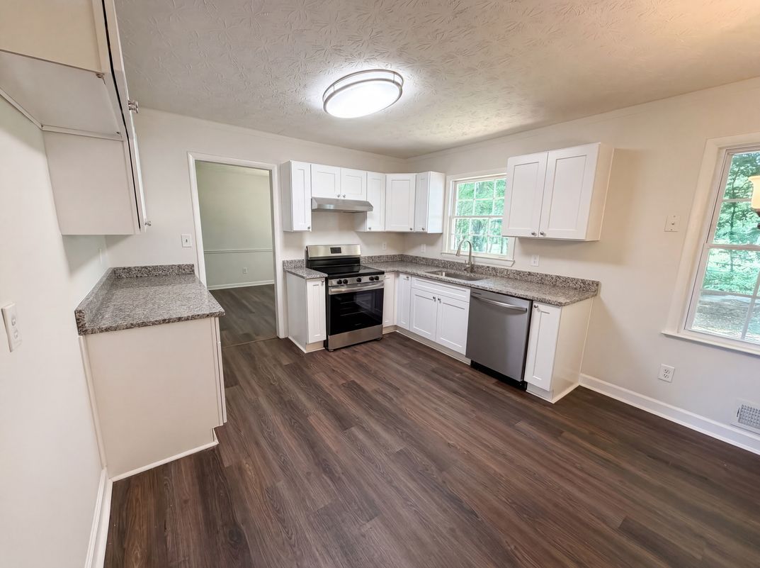 Property photo 2 of 1938 Surrey Trl SE