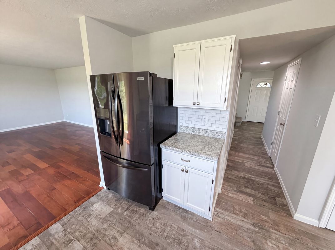 Photo 9 of 28 of 2219 Rolling Oak Dr, Indianapolis, IN