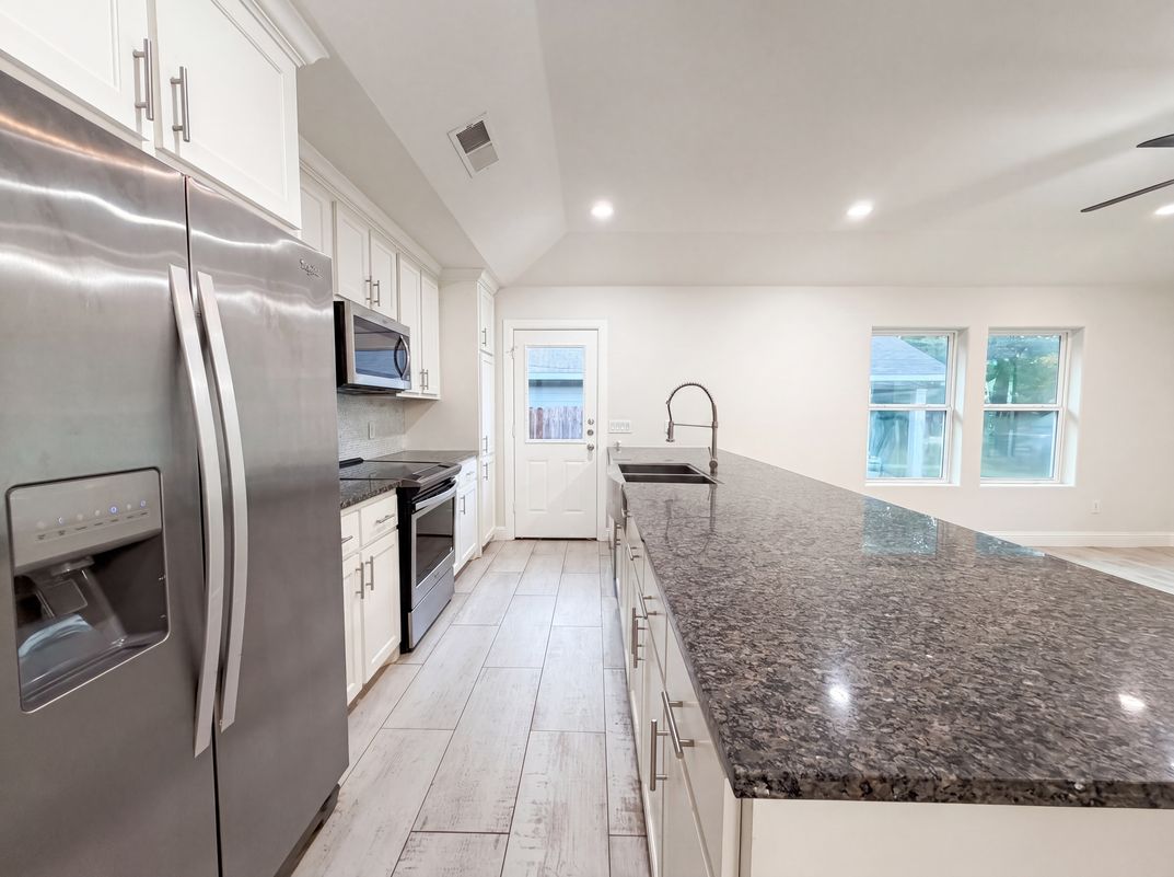 Photo 6 of 20 of 709 W Hull St, Denison, TX