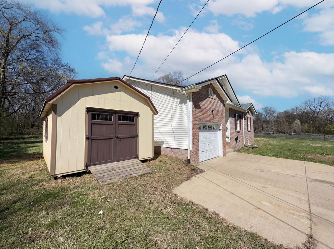 Photo 8 of 15 of 1690 Sparkleberry Dr, Clarksville, TN