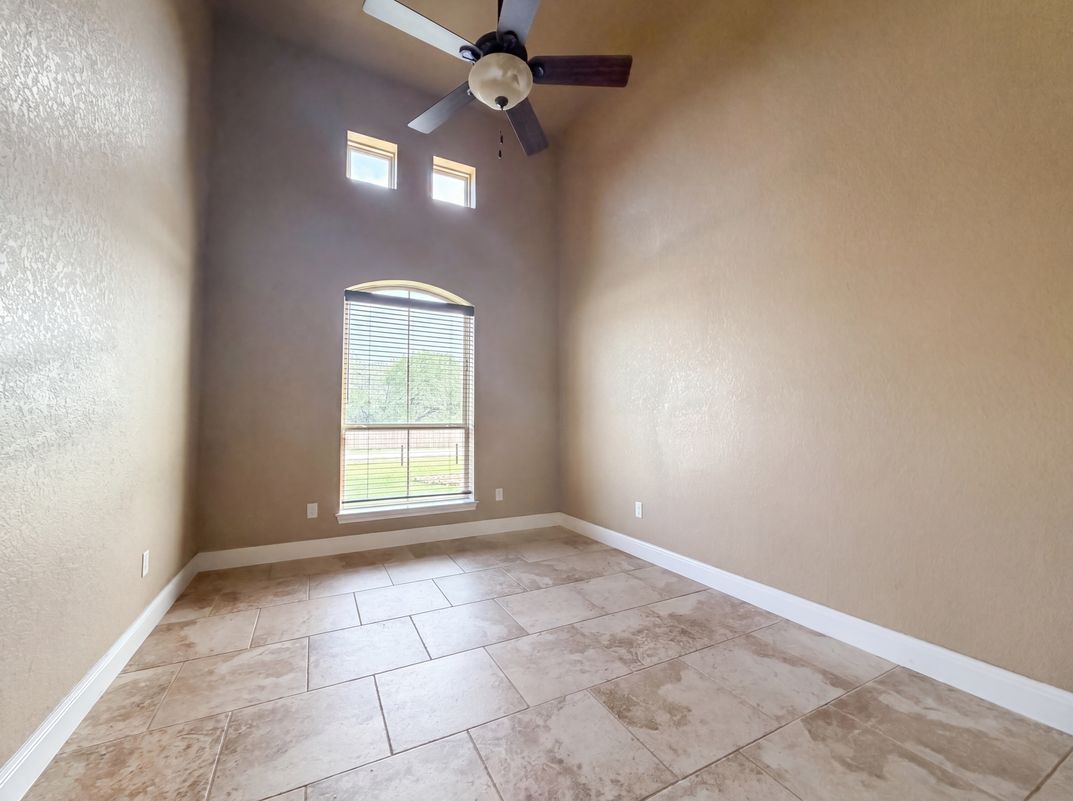 Photo 8 of 16 of 105 E Eden Vly, Adkins, TX
