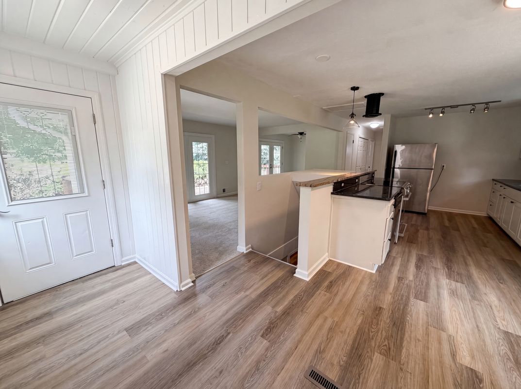 Photo 6 of 27 of 2591 Aldine St, Roseville, MN
