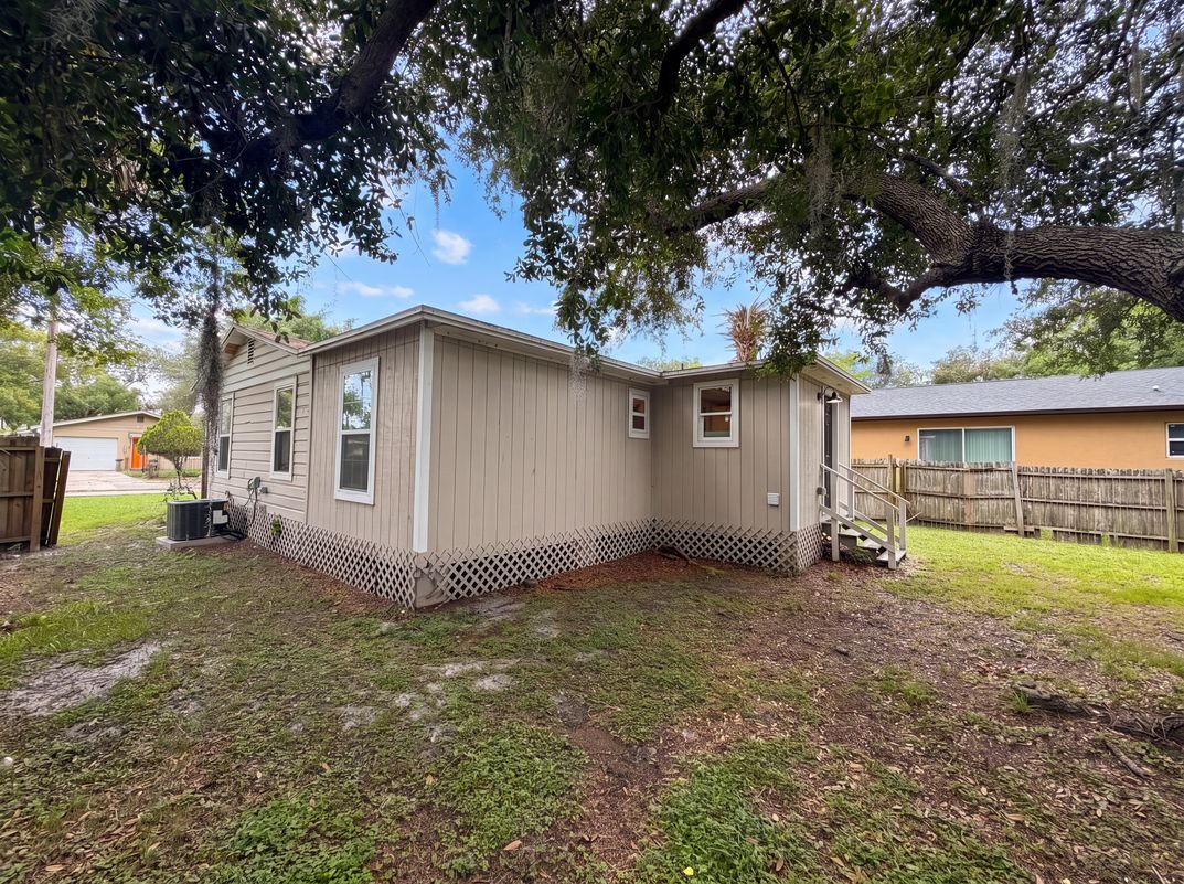 Photo 5 of 23 of 1506 W 16th St, Sanford, FL