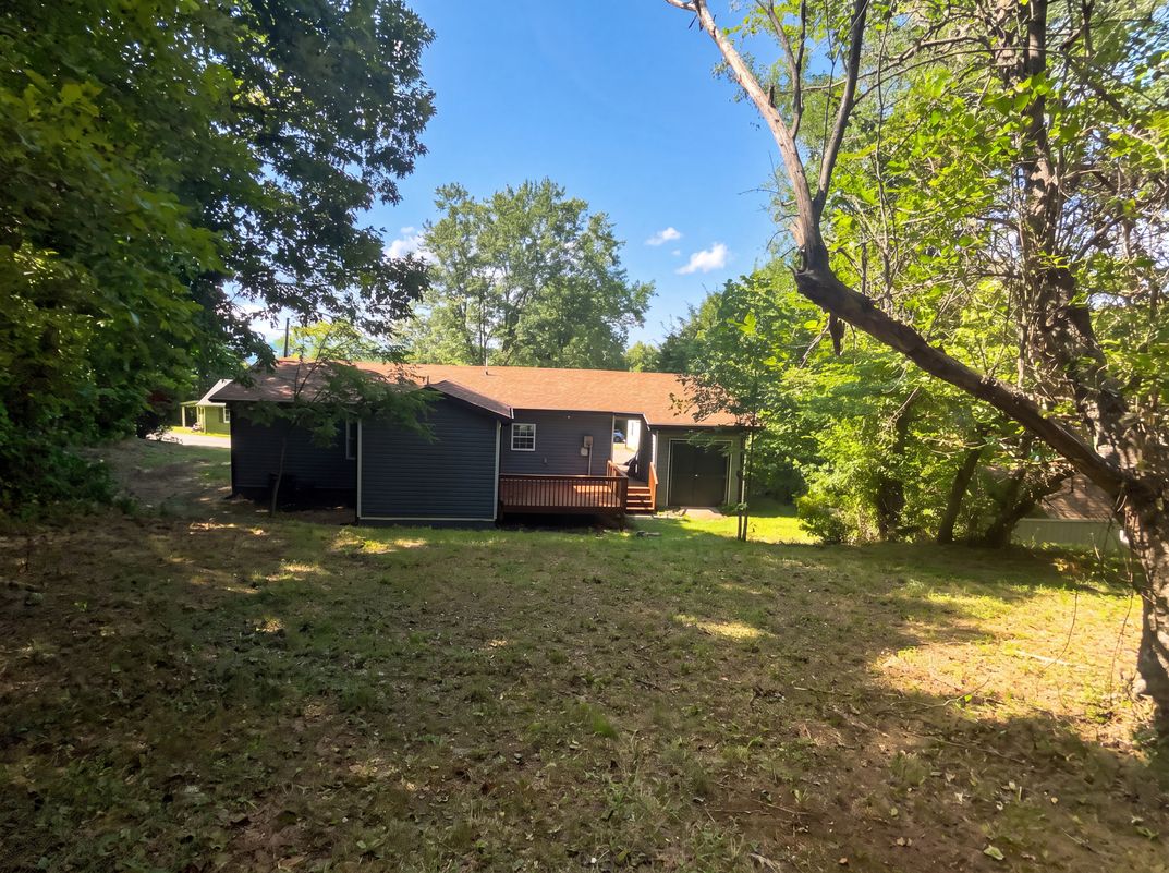 Photo 18 of 21 of 915 Kenham Pl, Lenoir, NC