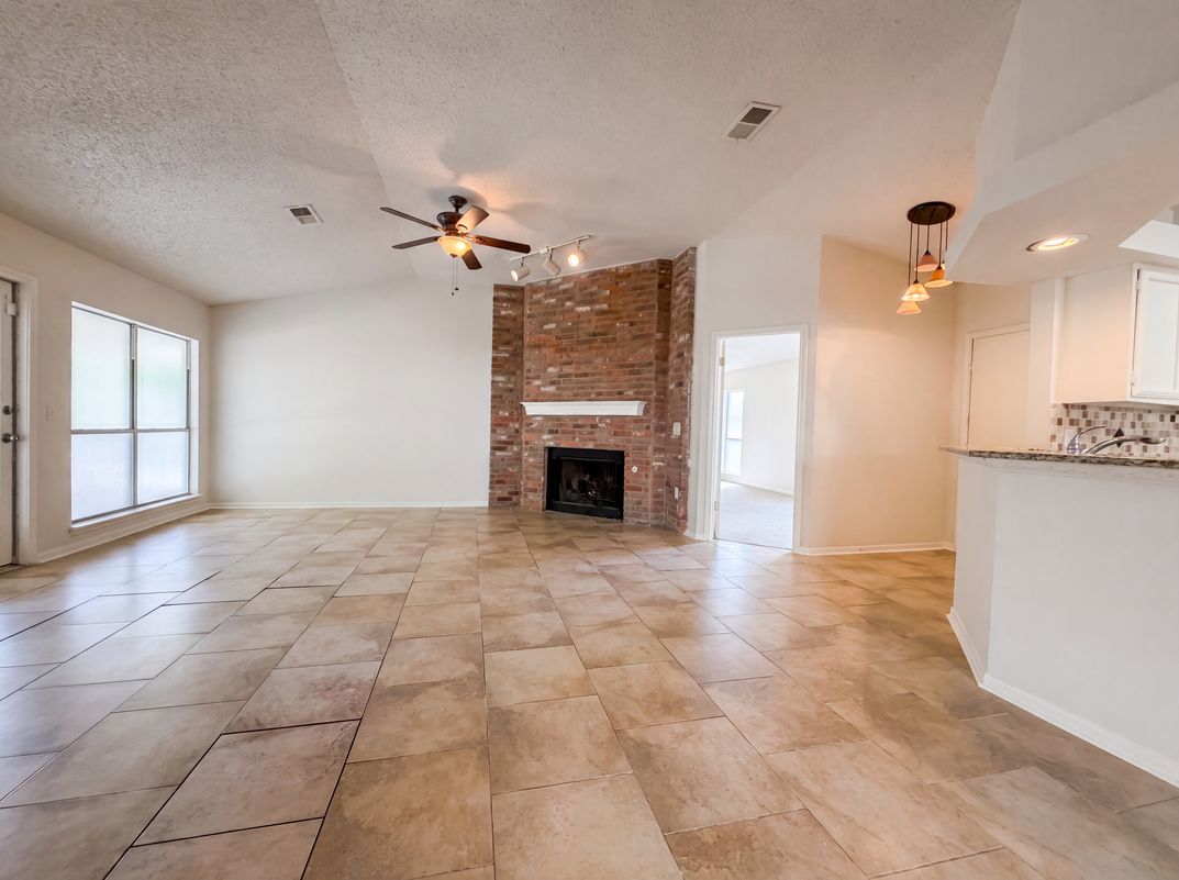 Photo 3 of 16 of 6806 Raintree Frst, San Antonio, TX