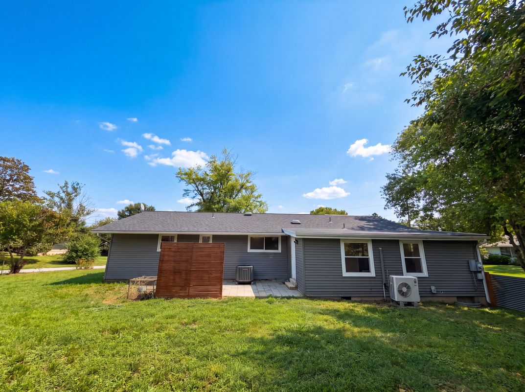 Photo 5 of 32 of 13512 Fitzhugh Ln, Woodbridge, VA