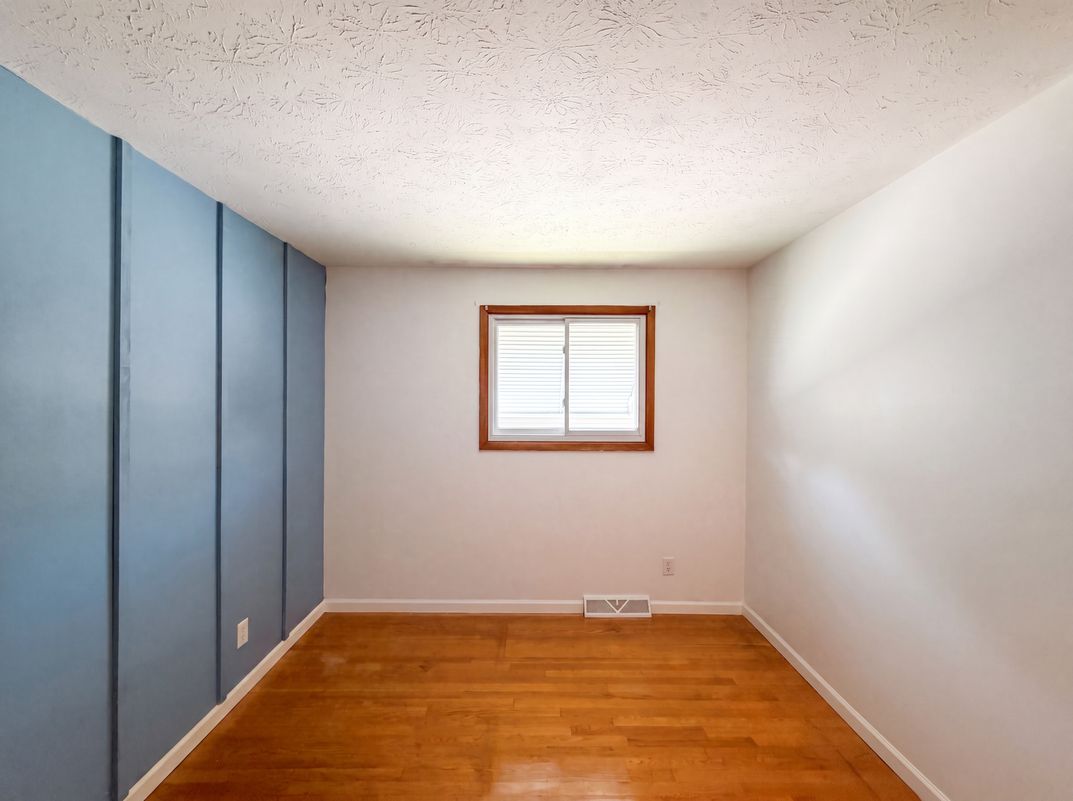 Photo 4 of 22 of 11500 Stormes Dr, Cleveland, OH