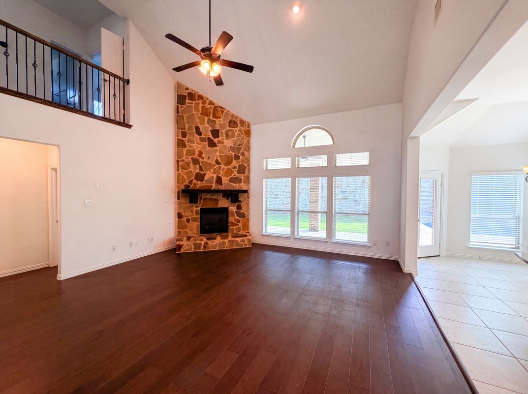 Photo 3 of 34 of 4305 Curlew Ln, Garland, TX