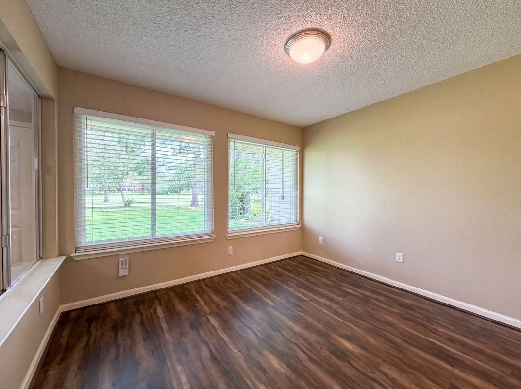 Photo 7 of 15 of 643 E Country Grove Cir, Pearland, TX