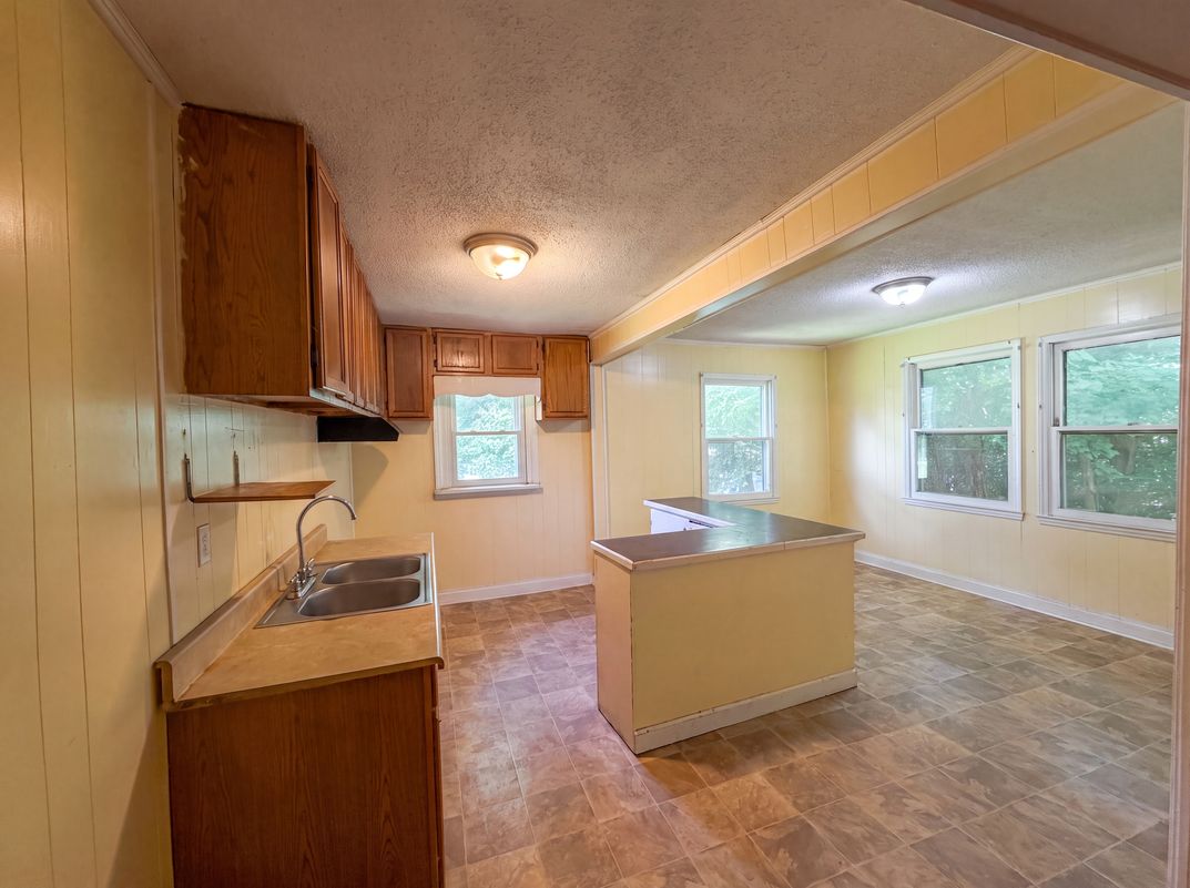 Property photo 2 of 621 McIver St