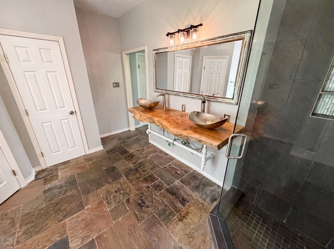 Photo 14 of 19 of 7934 Round Rock Dr, Houston, TX