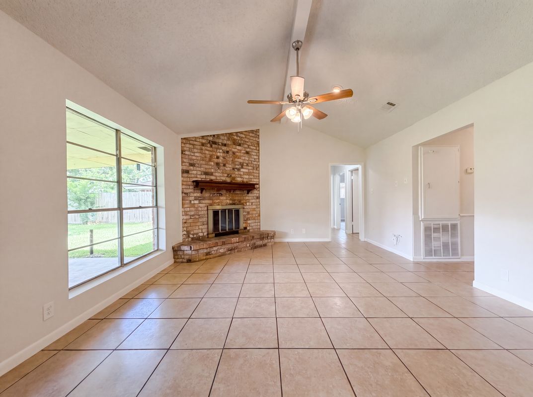 Photo 7 of 17 of 8 Sunnybrook St, Angleton, TX
