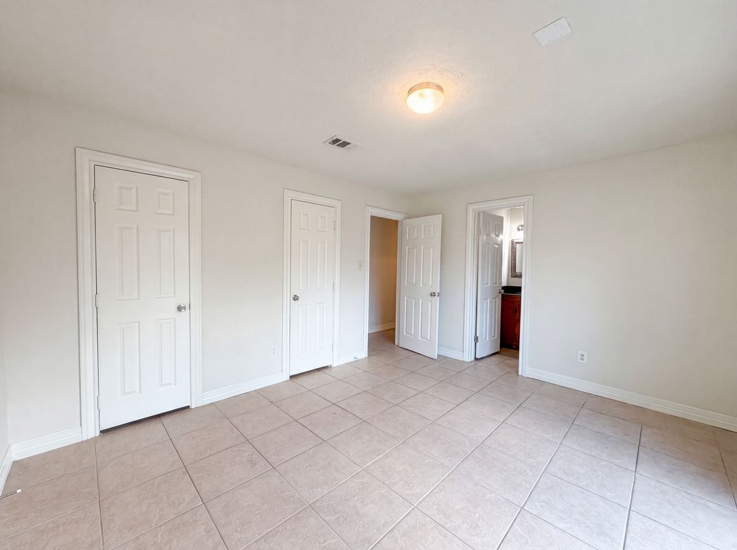 Photo 4 of 17 of 703 Midland Ct, Houston, TX