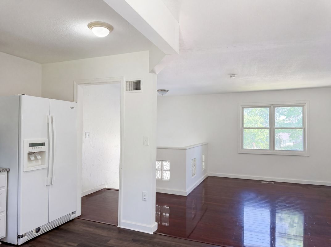 Photo 3 of 18 of 16517 E 35th Street Ct, Independence, MO